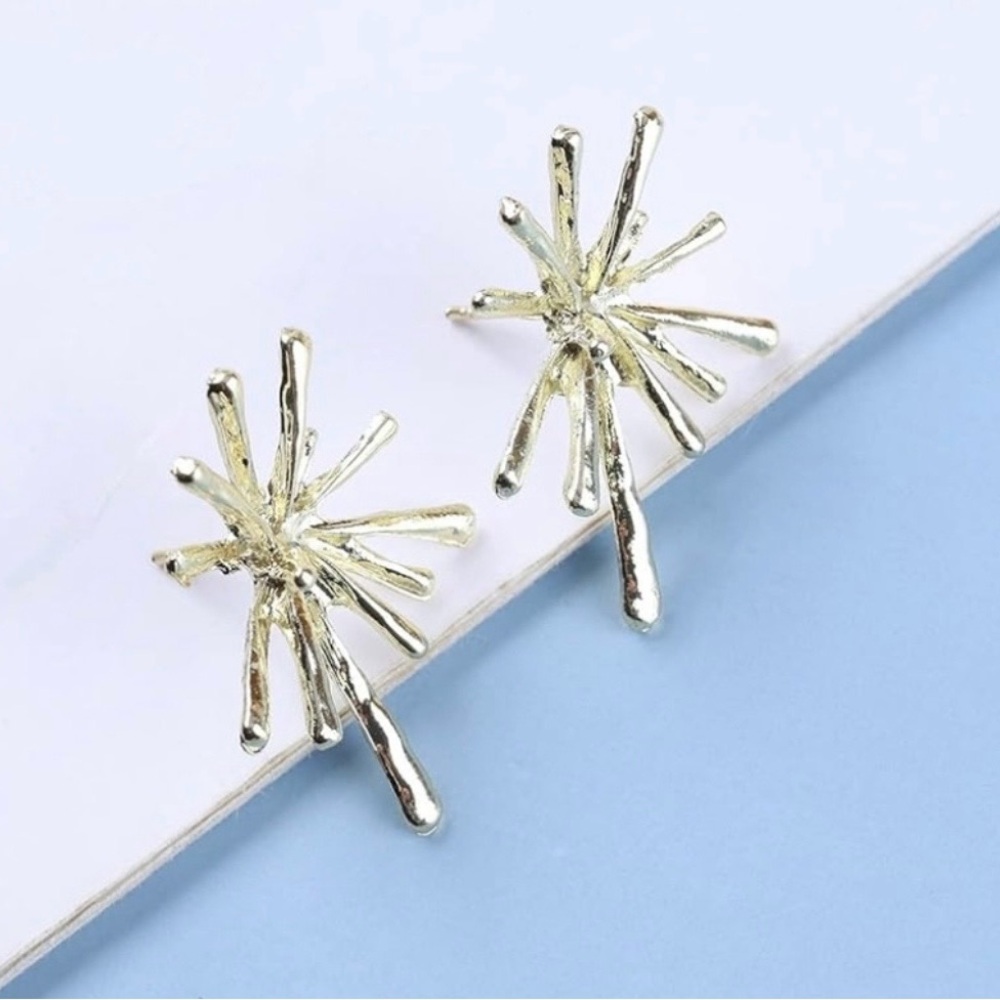 Gold Tone Starburst Earrings With
925 Silver Post ~ NWT - Picture 5 of 5
